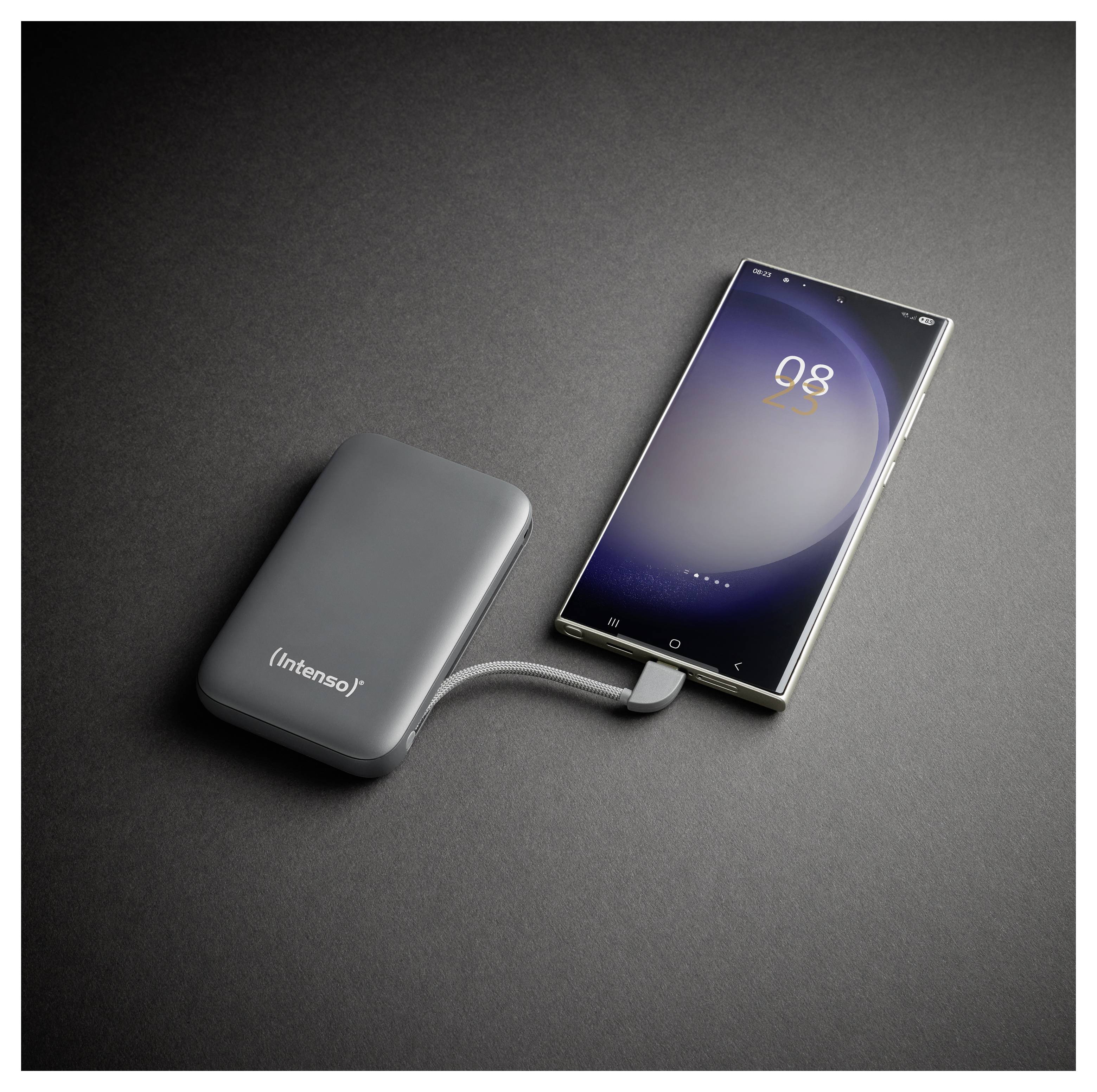 Ein Smartphone, das über ein kurzes Kabel mit einer tragbaren Powerbank verbunden ist, beide auf einer dunklen Oberfläche. Der Telefonbildschirm zeigt "08" an.