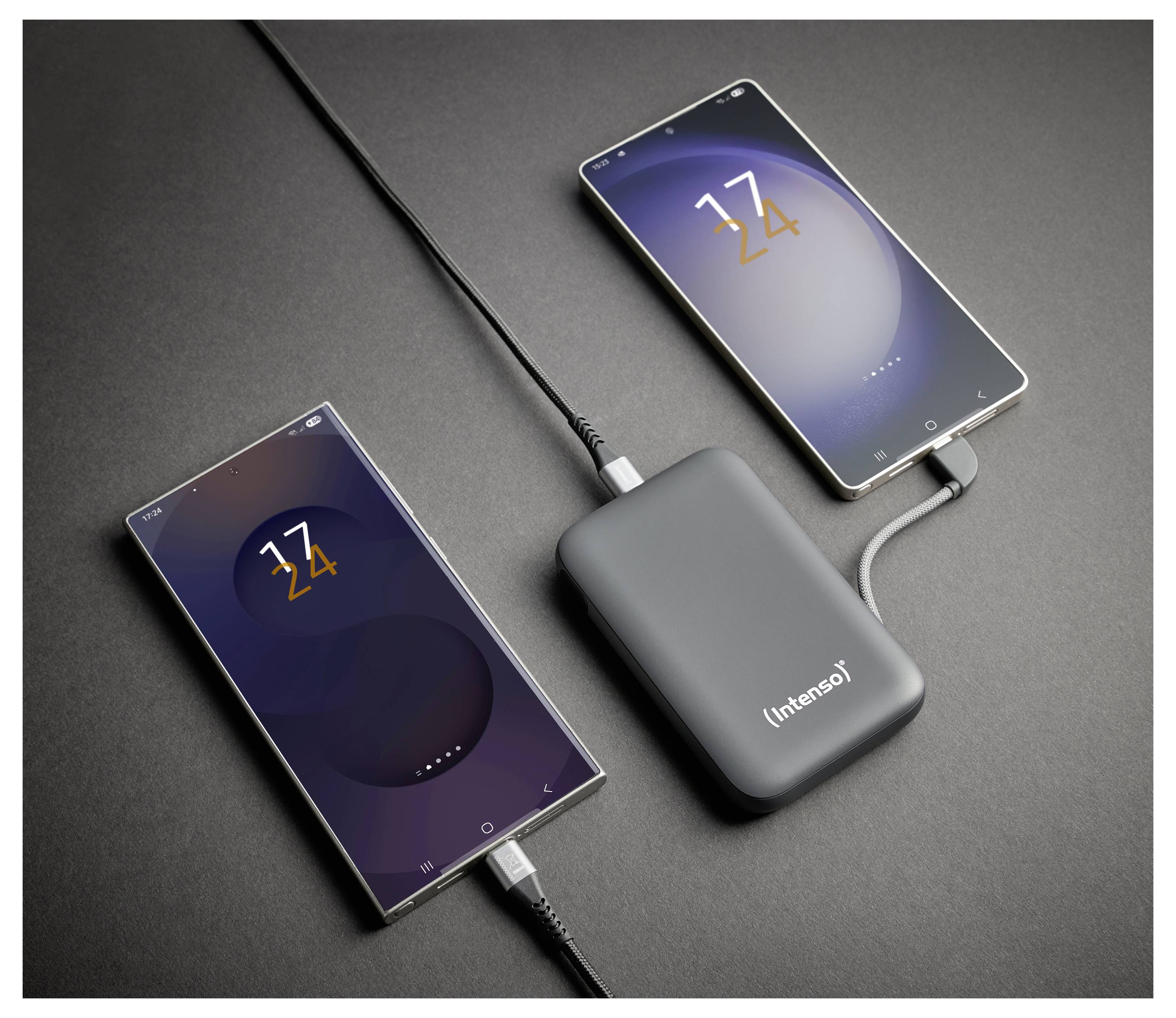 Zwei Smartphones, die mit einer Intenso-Powerbank verbunden sind, zeigen beide Ladescreens mit orangefarbenen Zeitanzeigen an, die 17:24 anzeigen.