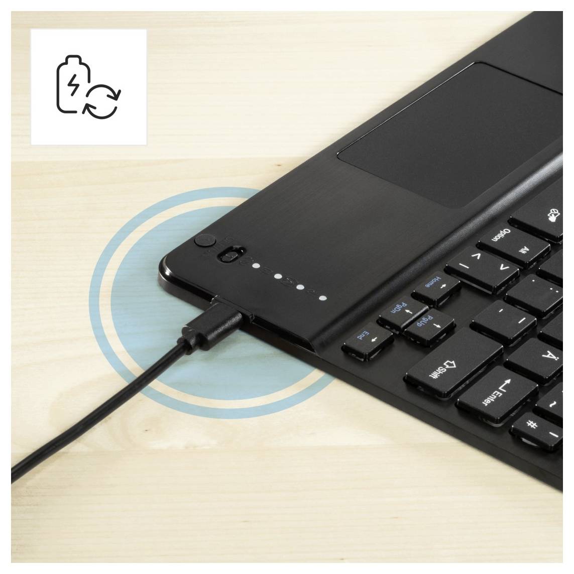 Eine schwarze Tastatur wird geladen, mit einem Blitzsymbol, das ein Ladesymbol anzeigt.