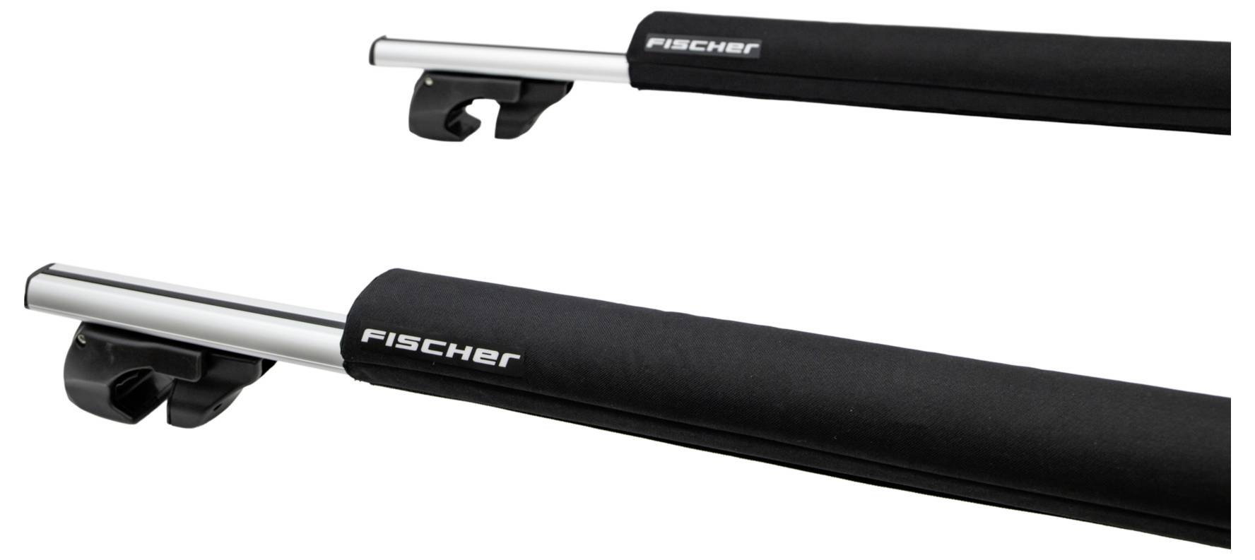 „Fischer Skitransportvorrichtung" zeigt zwei schwarze gepolsterte Halterungen zum Befestigen von Skiausrüstung an Dachgepäckträgern von Autos.