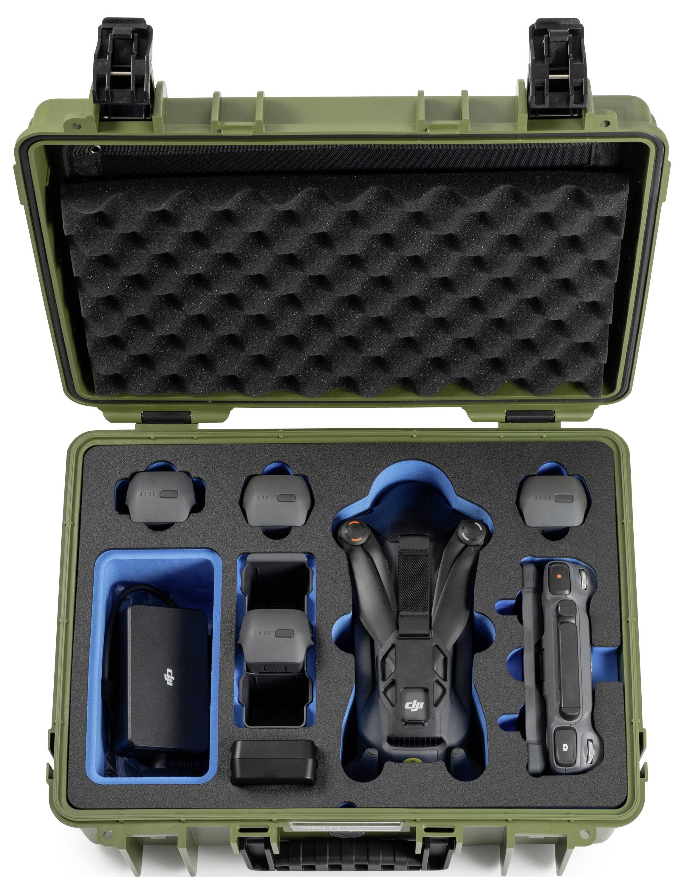 Ein grüner Transportkoffer mit Schaumstofftrennwänden enthält eine Drohne, einen Controller und vier Batteriepacks, alle übersichtlich für den Transport angeordnet.