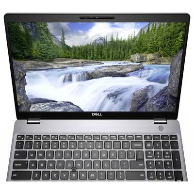 Ein Dell-Laptop mit einem Bildschirm, auf dem ein malerisches Bild eines Flusses angezeigt wird, der durch einen Wald mit Bergen im Hintergrund fließt.