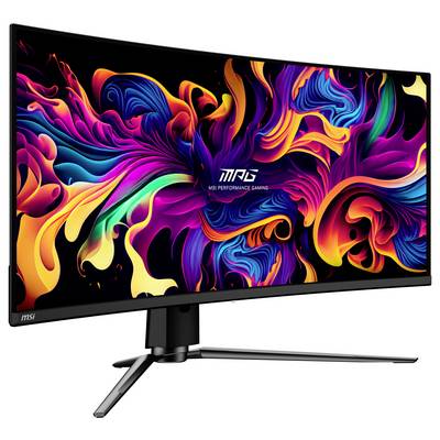 Ein gekrümmter Gaming-Monitor mit lebendigen, farbenfrohen, abstrakten Wirbelmustern auf dem Bildschirm, montiert auf einem stabilen, kantigem Ständer.