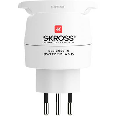 Ein weißer SKROSS-Reiseadapter mit drei Stiften, beschriftet mit „Adapt to the World" (Sich der Welt anpassen). In der Schweiz entworfen.