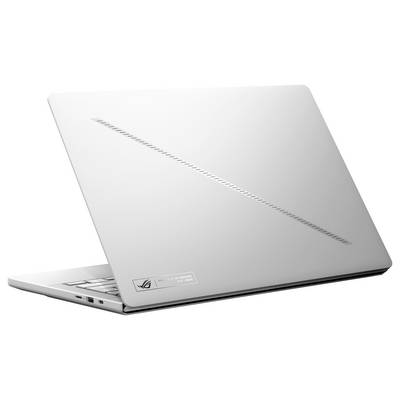 Ein weißer Laptop, teilweise geöffnet, von hinten betrachtet, mit einem diagonalen Lüftungsgitter und einem Logo in der Ecke, vor einem einfachen Hintergrund.