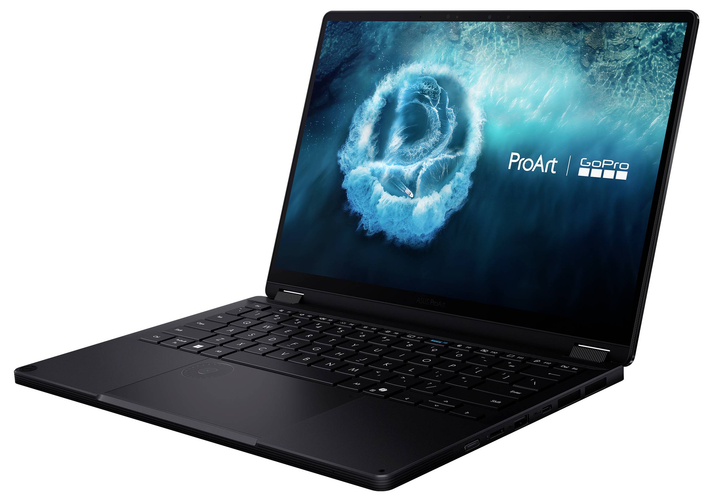 Ein schlanker, schwarzer Laptop ist geöffnet und zeigt einen Desktop-Hintergrund mit einer wirbelnden blauen Grafik und weißem Text „ProArt, CoPro".