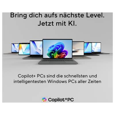 Eine Person steht in einer Bürokabine und schaut sich Dokumente neben einem Computer an. Regale enthalten Ordner und Büroartikel sind auf dem Schreibtisch verstreut.