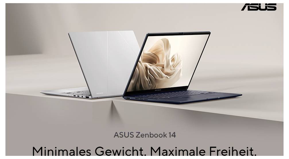 Ein Arbeiter in einem orangefarbenen Helm bedient eine Reinigungsmaschine in einem Lagergangang, umgeben von Regalen, die mit Kartons gestapelt sind.