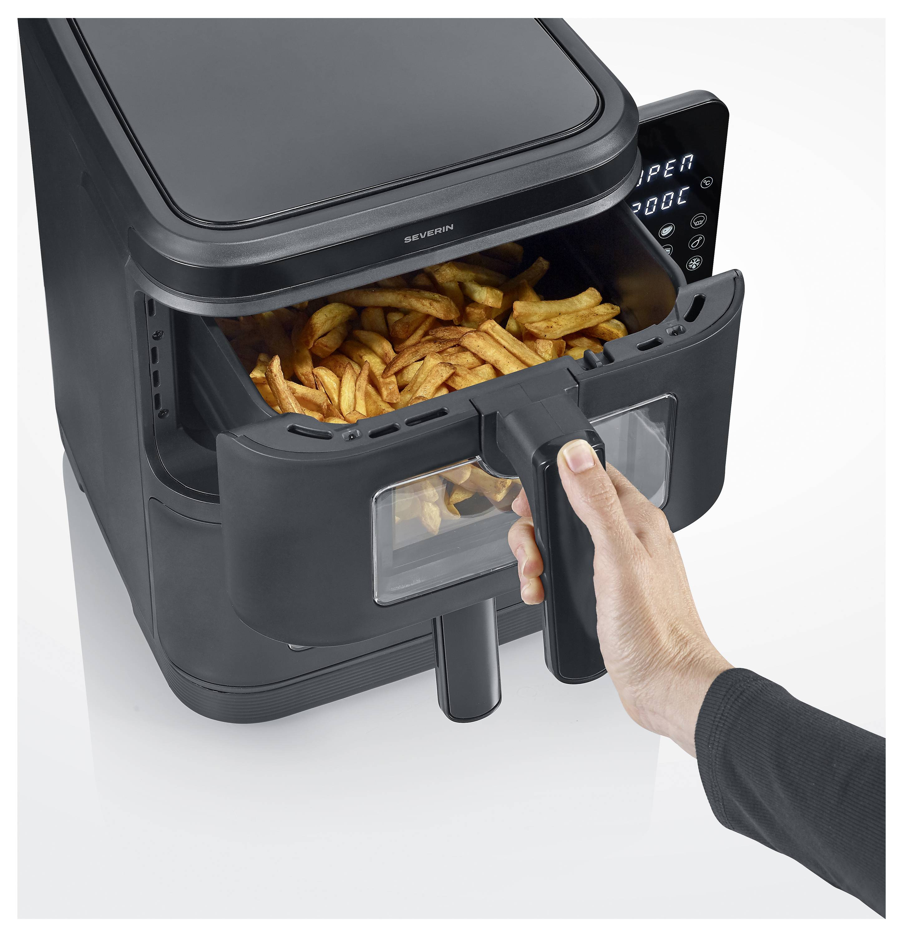 Eine Hand zieht einen Korb mit frisch gekochten Pommes frites aus einer Heißluftfritteuse. Das digitale Display ist sichtbar, aber nicht deutlich lesbar.