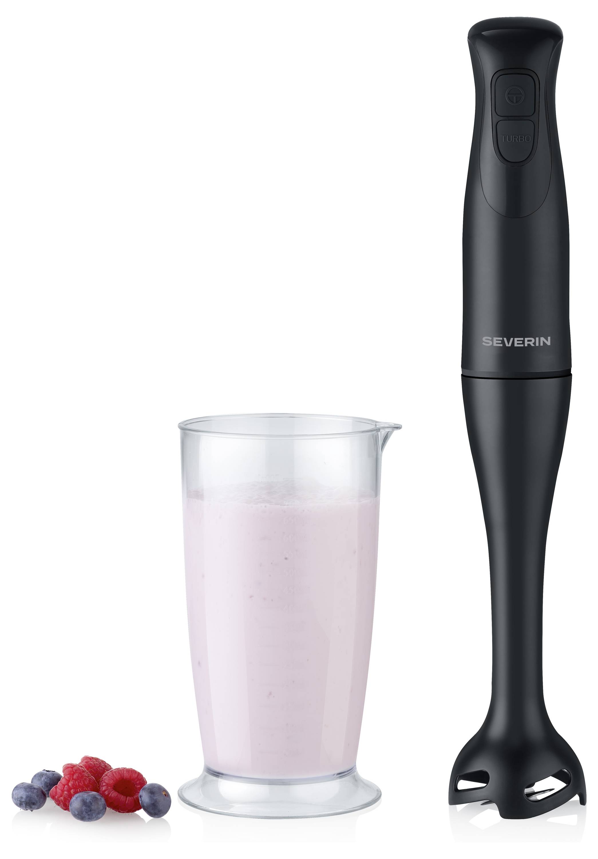 Ein schwarzer Stabmixer steht neben einer transparenten Tasse, die mit einem rosa Smoothie gefüllt ist, begleitet von einigen Himbeeren und Blaubeeren.