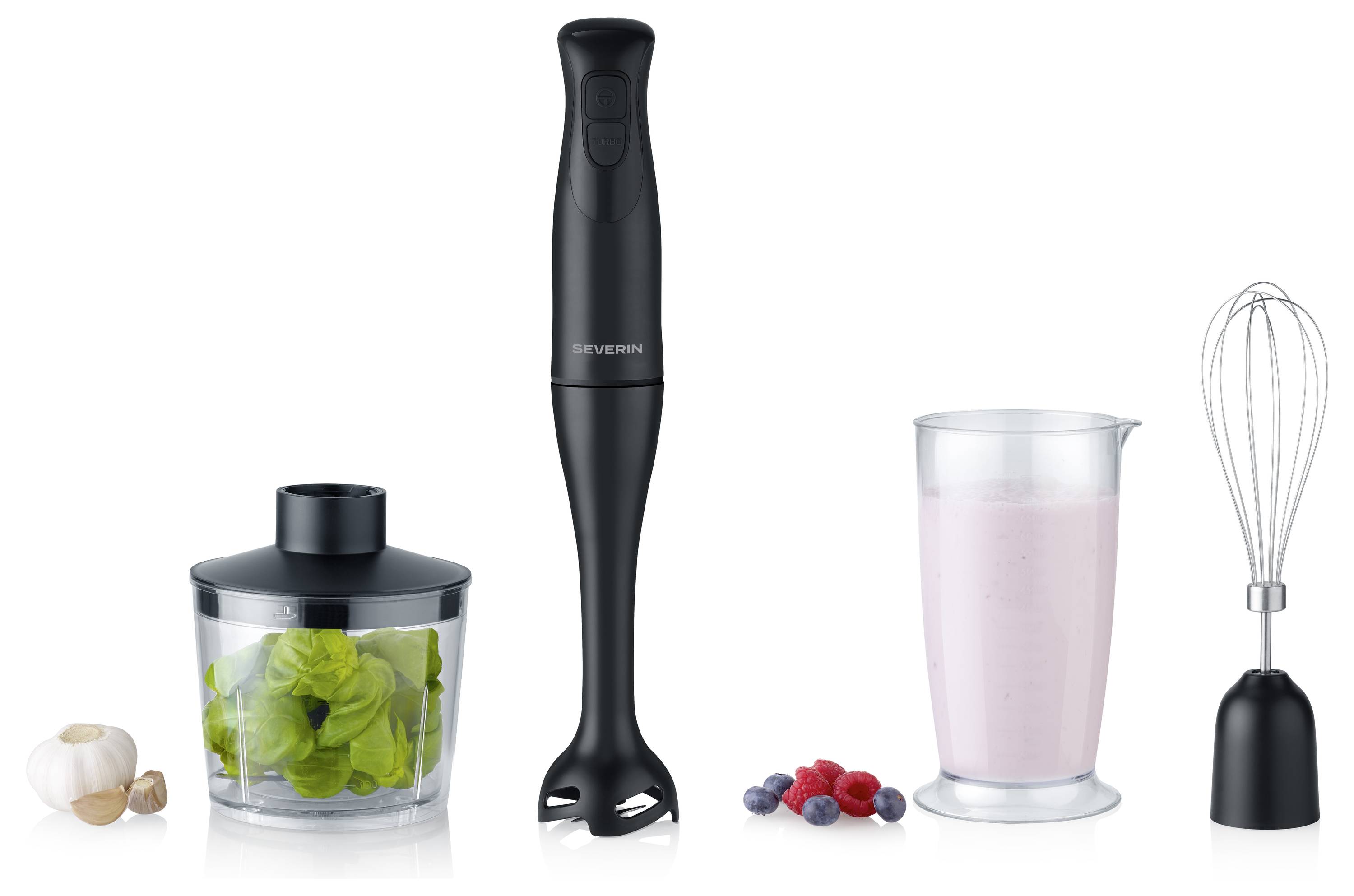 Ein schwarzes Stabmixerset mit einer Schüssel gehacktem Grün, einem rosa Smoothie in einem Becher und Schneebesen-Aufsätzen, auf einer weißen Oberfläche platziert.