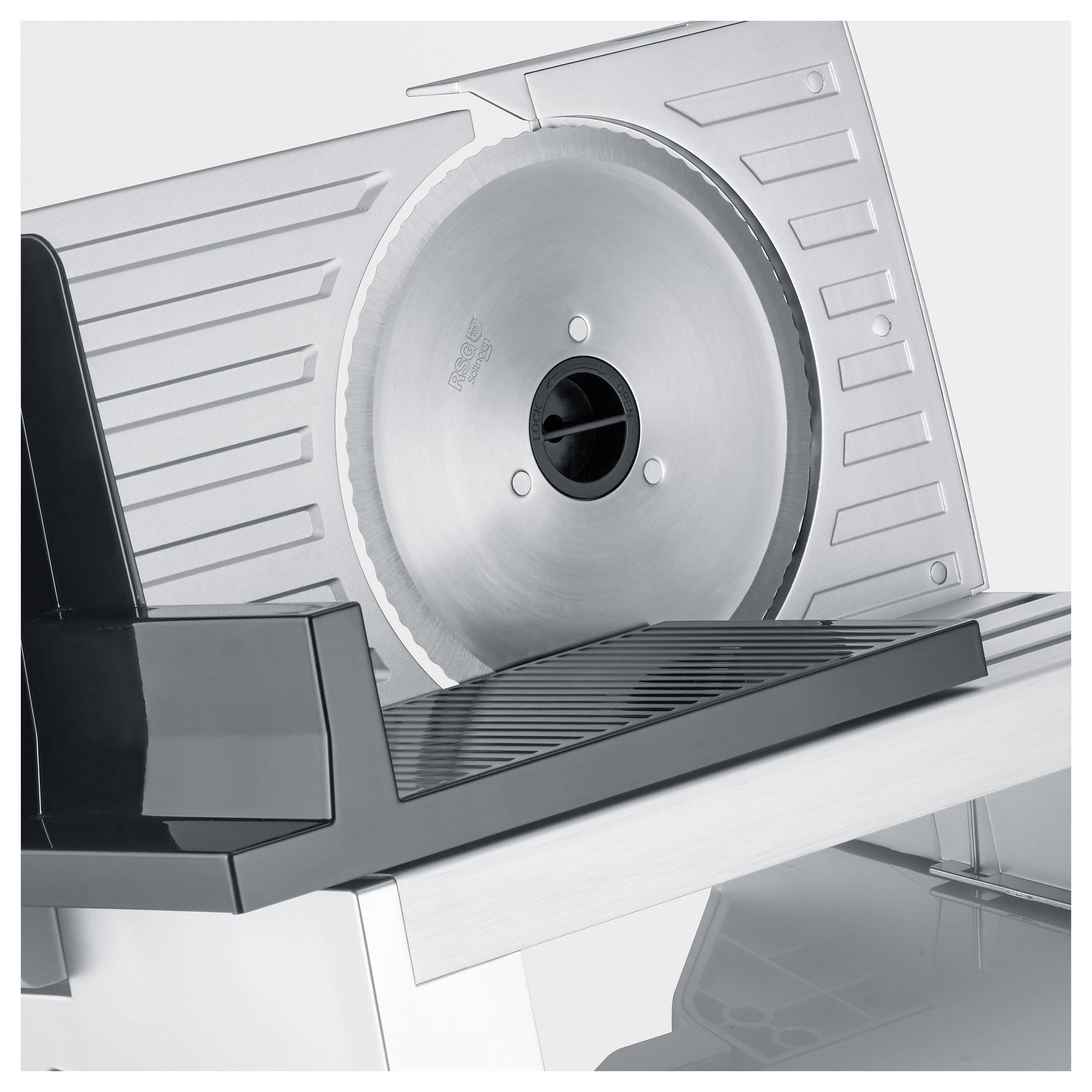 Eine Nahaufnahme eines Metallschneiders mit einer scharfen kreisförmigen Klinge, die seine Nuten zeigt, und eine dunkle Sicherheitsvorrichtung, die an der Seite angebracht ist.