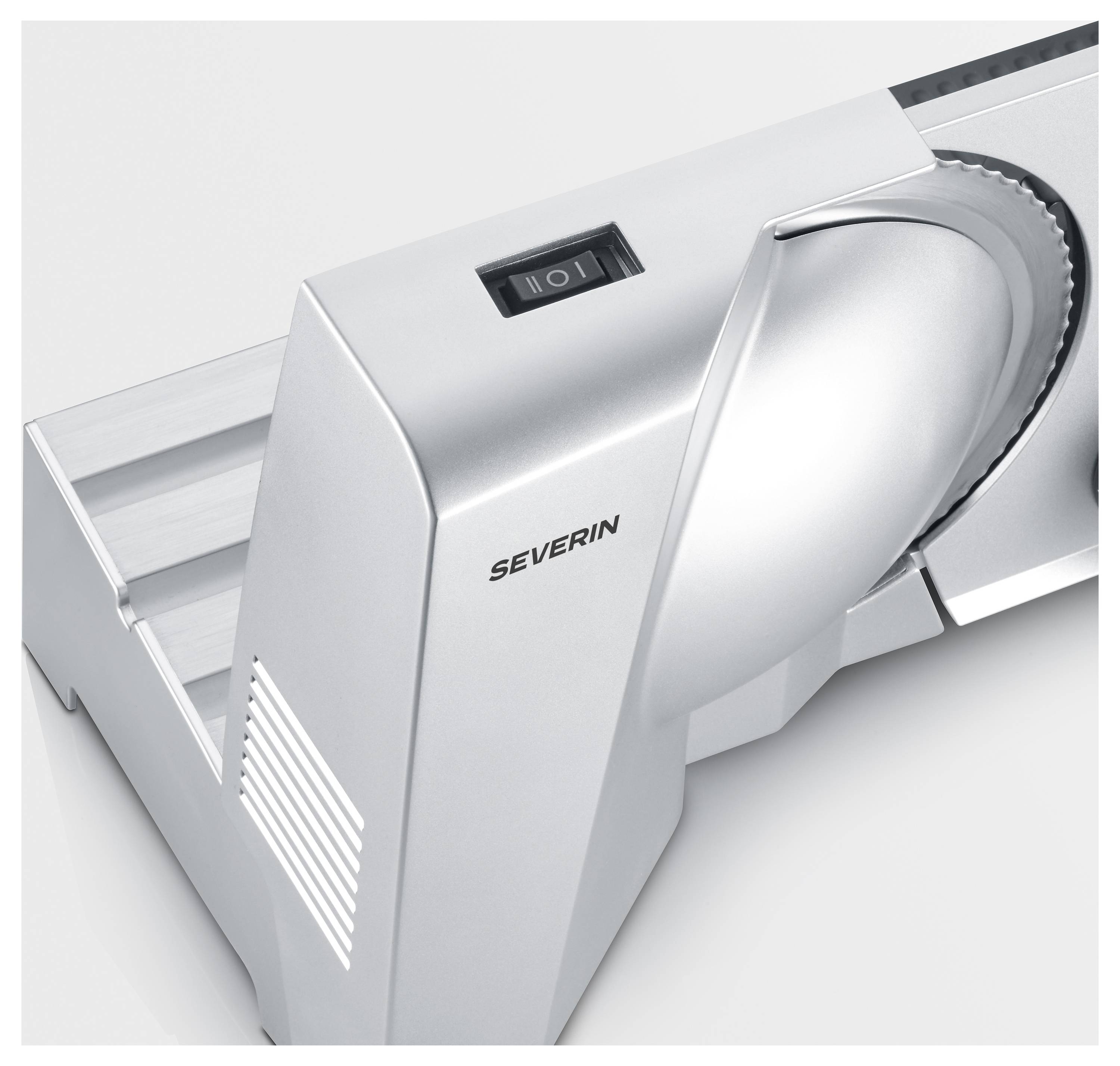 Ein elektrischer Silberschneider mit einem schwarzen Ein-/Ausschalter und einer kreisförmigen Klinge. Ideal zum präzisen Schneiden von Lebensmitteln.