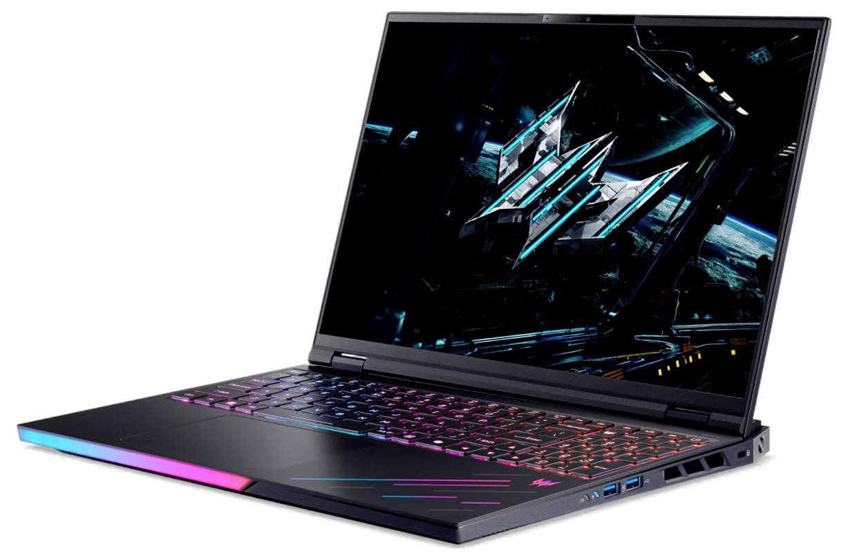 Ein Gaming-Laptop mit farbig beleuchteter Tastatur und futuristischer Raumschiff-Grafik auf dem Display, aus einem Winkel positioniert, der die Seitenports zeigt.