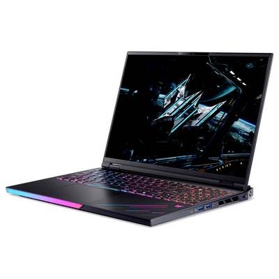 Ein Gaming-Laptop mit farbig beleuchteter Tastatur und futuristischer Raumschiff-Grafik auf dem Display, aus einem Winkel positioniert, der die Seitenports zeigt.
