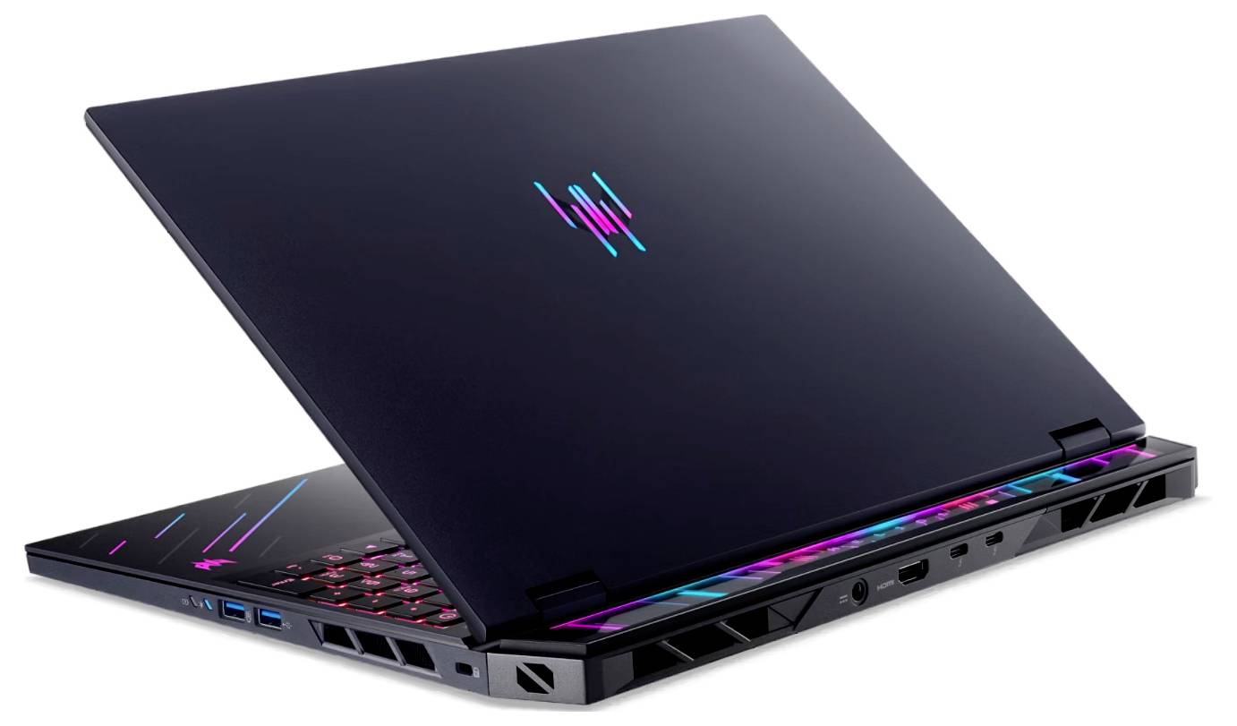 Ein Gaming-Laptop mit schlankem schwarzem Design, farbigen LED-Licht-Akzenten und sichtbaren rückwärtigen Anschlüssen ist teilweise auf einem weißen Hintergrund geöffnet.
