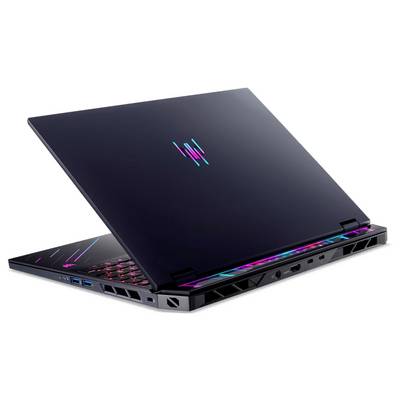 Ein Gaming-Laptop mit schlankem schwarzem Design, farbigen LED-Licht-Akzenten und sichtbaren rückwärtigen Anschlüssen ist teilweise auf einem weißen Hintergrund geöffnet.