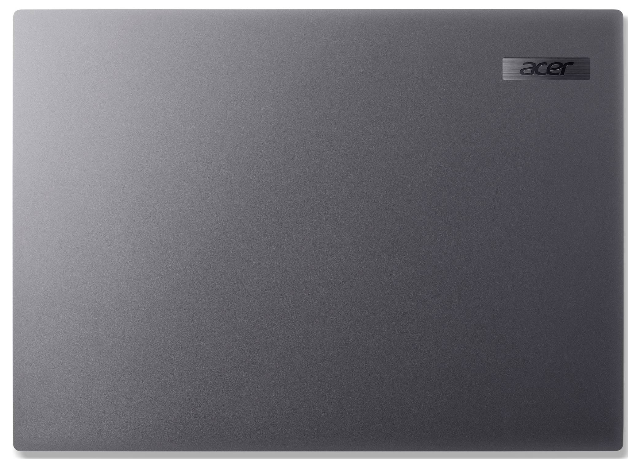 Die Rückfahrkamera-Anzeige eines Autos zeigt einen Parkplatz mit farbigen Linien an, die sichere Abstände hinter dem Fahrzeug andeuten.