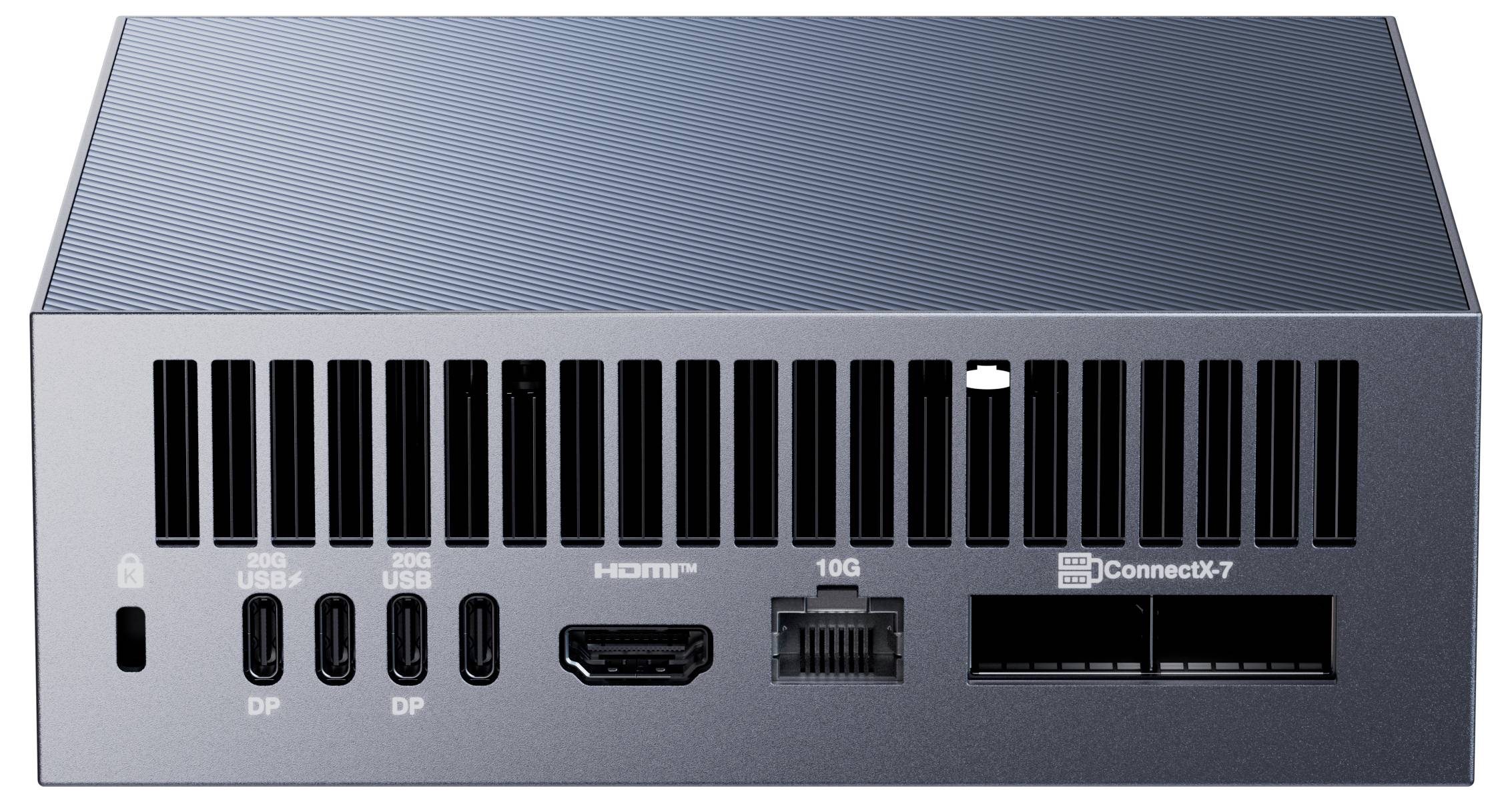 Ein graues Netzwerkgerät mit Anschlüssen, einschließlich drei USB-C, ein HDMI, ein Ethernet und zwei PCIe-Steckplätze, mit Belüftung oben.