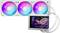 Ein weißes Flüssigkeitskühlungssystem mit drei RGB-Lüftern und einem Display-Bildschirm, auf dem ein leuchtendes Logo angezeigt wird. Konzipiert für Gaming-Computer-Setups.