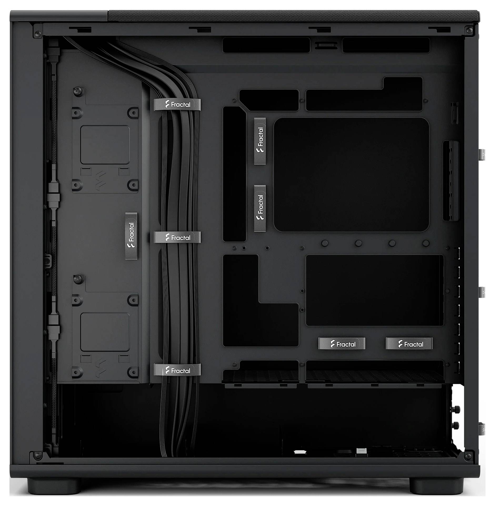 Ein schwarzes Computergehäuse-Inneres, das Kabelführungskanäle und Metallmontageplätze für Laufwerke mit der Beschriftung "Fractal" zeigt, mit reichlich Platz für Komponenten.