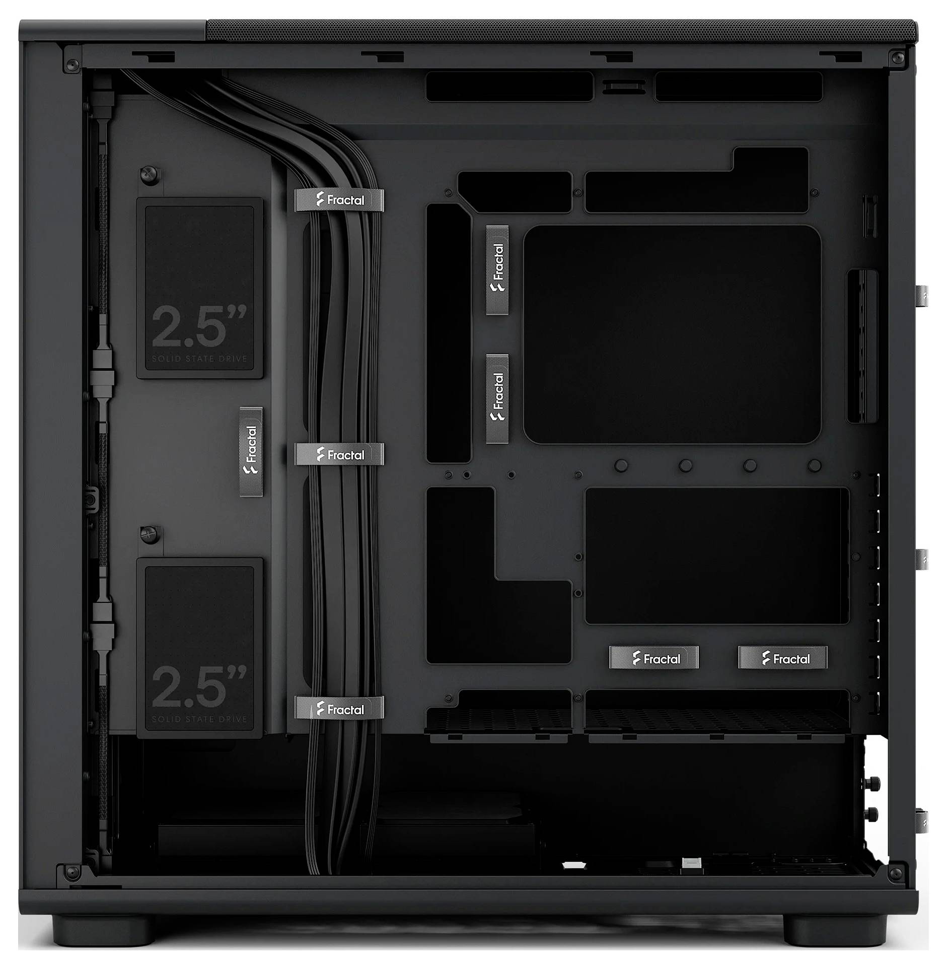 Innenseite eines Computergehäuses mit Kabelmanagement, zwei 2,5"-Laufwerk-Halterungen, Platz für größere Komponenten und beschriftet mit "Fractal".