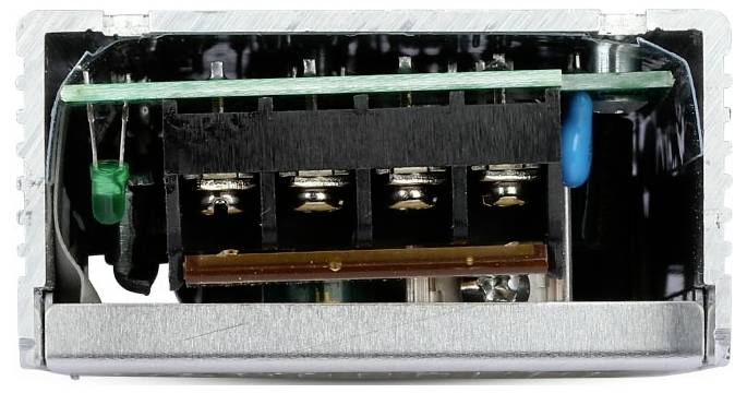 Eine Nahaufnahme einer elektronischen Komponente, die vier schwarze Schalter und eine Leiterplatte mit einer LED und einem Kondensator links und rechts zeigt.