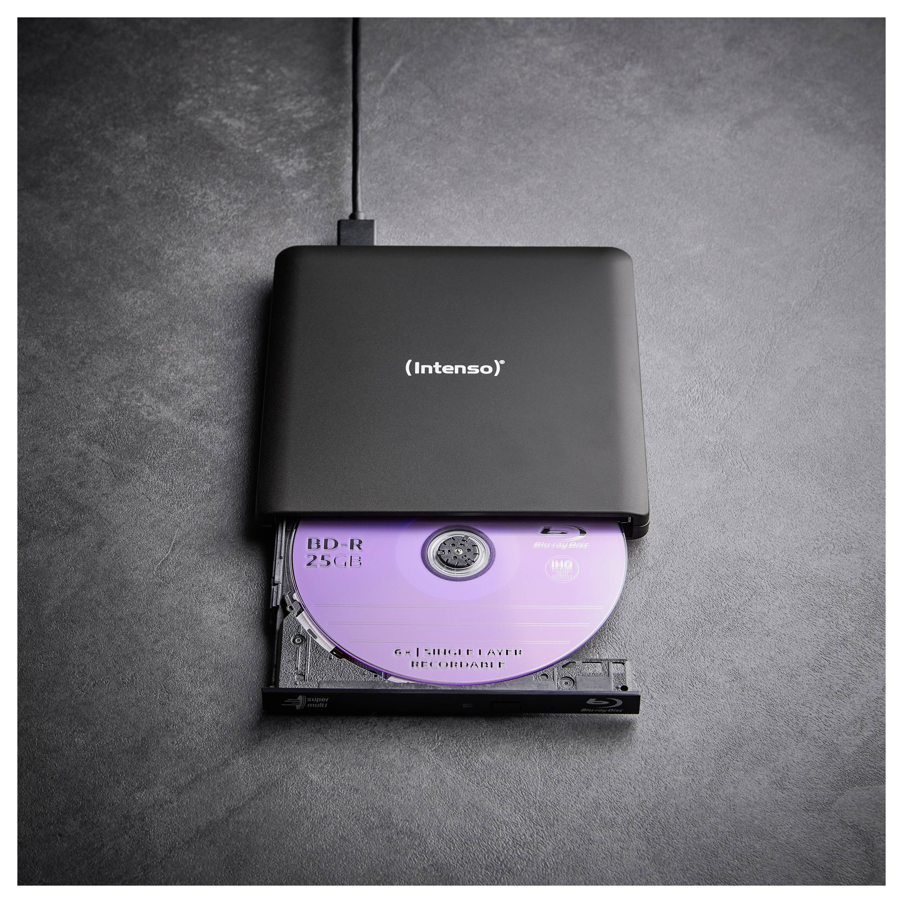 Ein externes Laufwerk mit einer violetten BD-R 25GB Single-Layer-Disc, die teilweise ausgeworfen ist, verbunden durch ein schwarzes Kabel, auf einer grauen Oberfläche dargestellt.