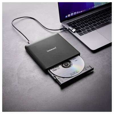 Externes CD/DVD-Laufwerk, das mit einem Laptop verbunden ist, mit einer teilweise eingeführten CD. Der Laptop und das Laufwerk ruhen auf einer grauen Oberfläche.