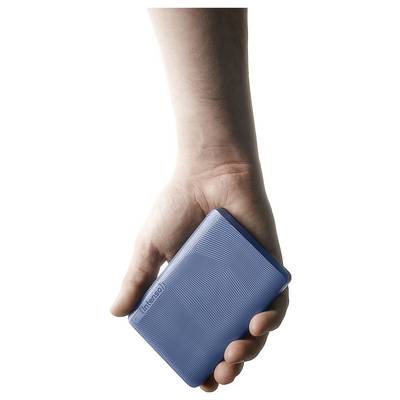 Eine Hand, die ein kleines, blaues Gerät mit strukturierter Oberfläche hält, auf dem der Markenname "Intenso" sichtbar ist.