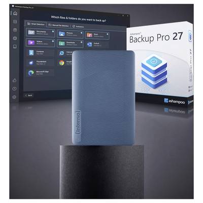 „Backup Pro 27"-Benutzeroberfläche und Verpackung, die hinter einer auf einem schwarzen Podest stehenden blauen externen Festplatte angezeigt werden.