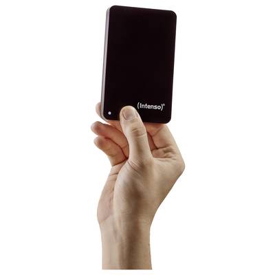 Eine Hand hält eine schwarze externe Festplatte mit der Aufschrift "Intenso".