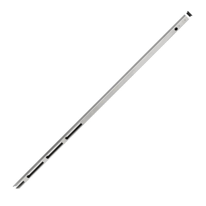 Lange Metallschiene mit Schlitzöffnungen, diagonal auf weißem Hintergrund dargestellt.