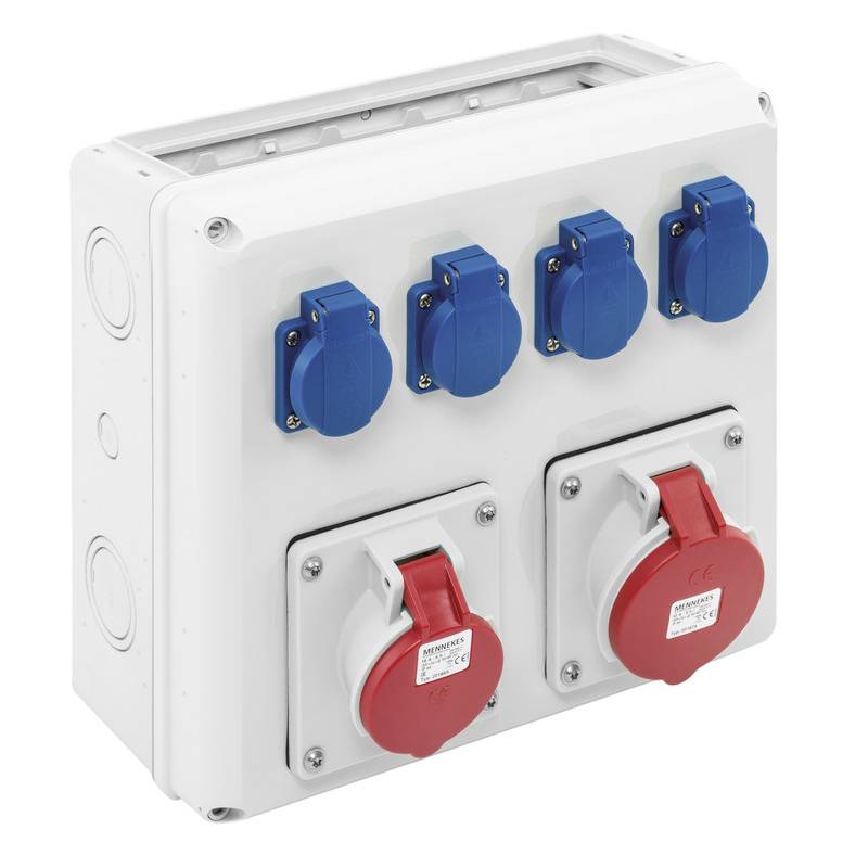 Weiße Elektroverteilungsbox mit vier blauen Steckdosen und zwei roten Industriesteckverbindern.