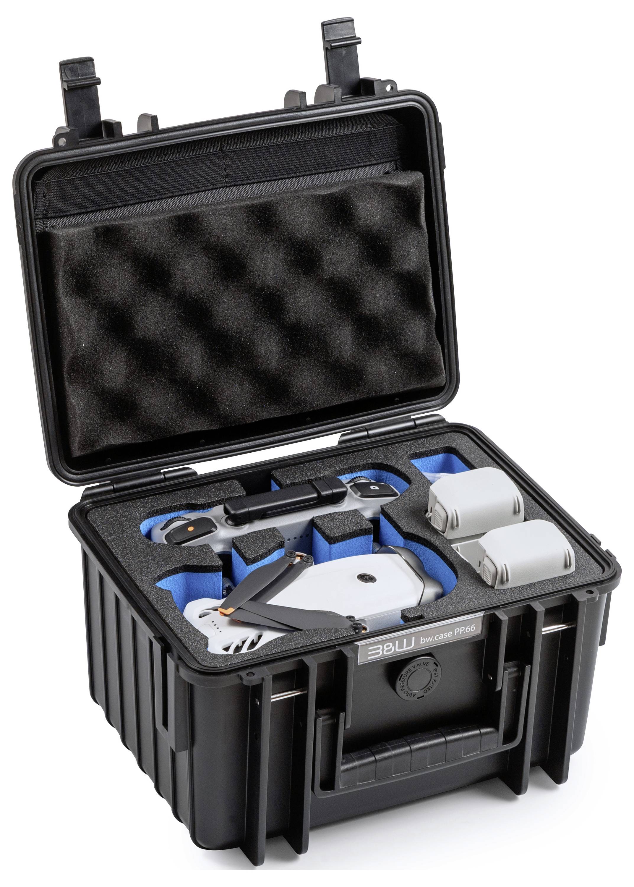 Offener schwarzer Schutzkoffer mit einer Drohne und zwei Batterien, mit Schaumstoff-Einsätzen für sichere Lagerung und Transport.