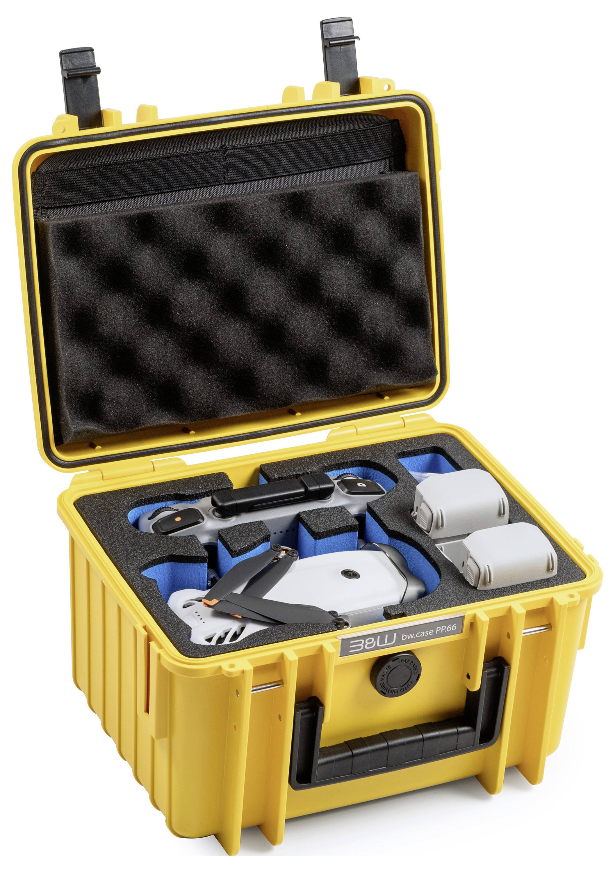 Offener gelber Hartkoffer mit Schaumstoffeinlagen, der eine Drohne, einen Controller, Batterien und Zubehör hält.