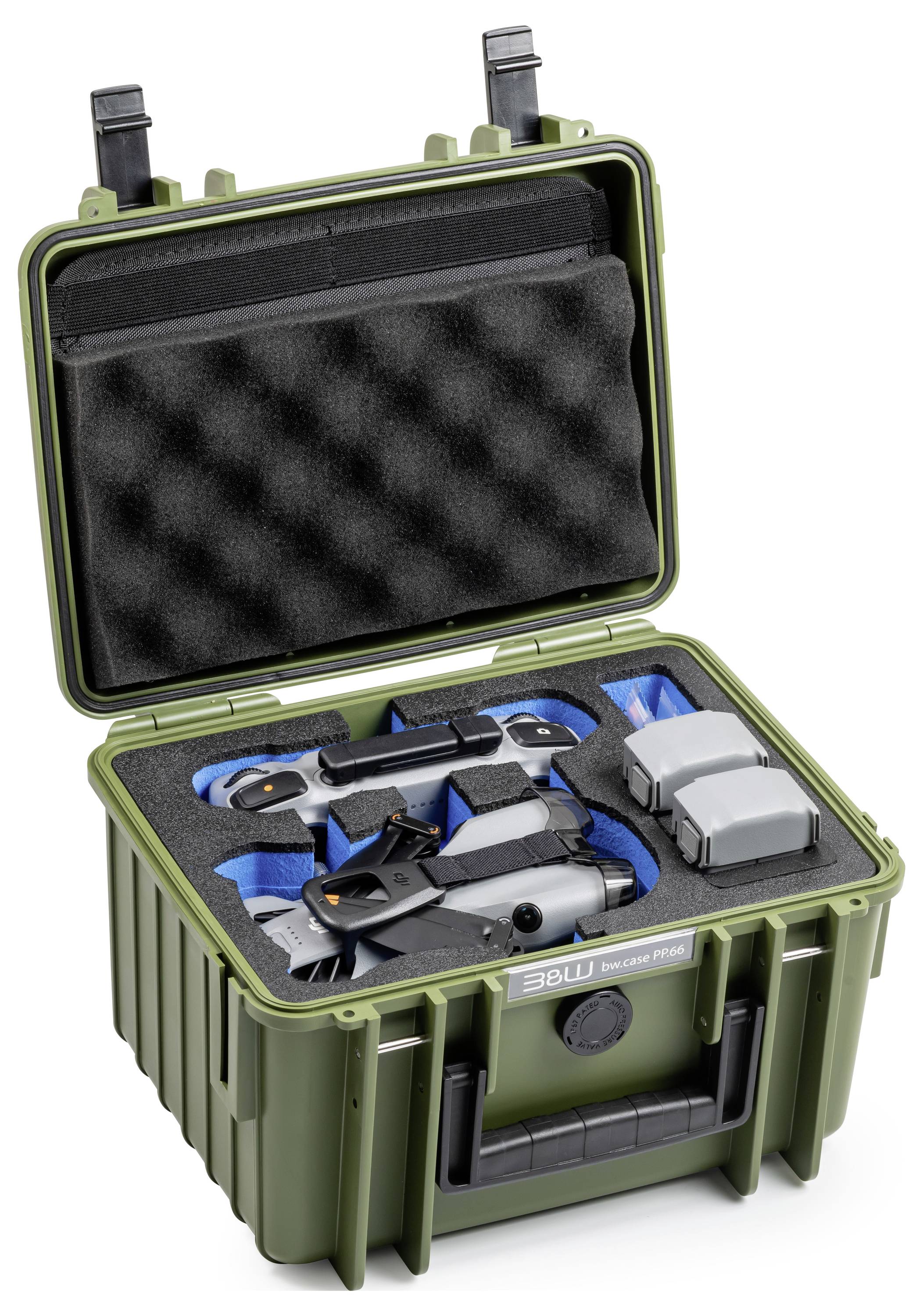 Ein offener olivgrüner Schutzkoffer mit einer Drohne, zwei Akkus und einer Fernsteuerung, angeordnet in maßgefertigten Schaumstoffmulden für sichere Aufbewahrung.