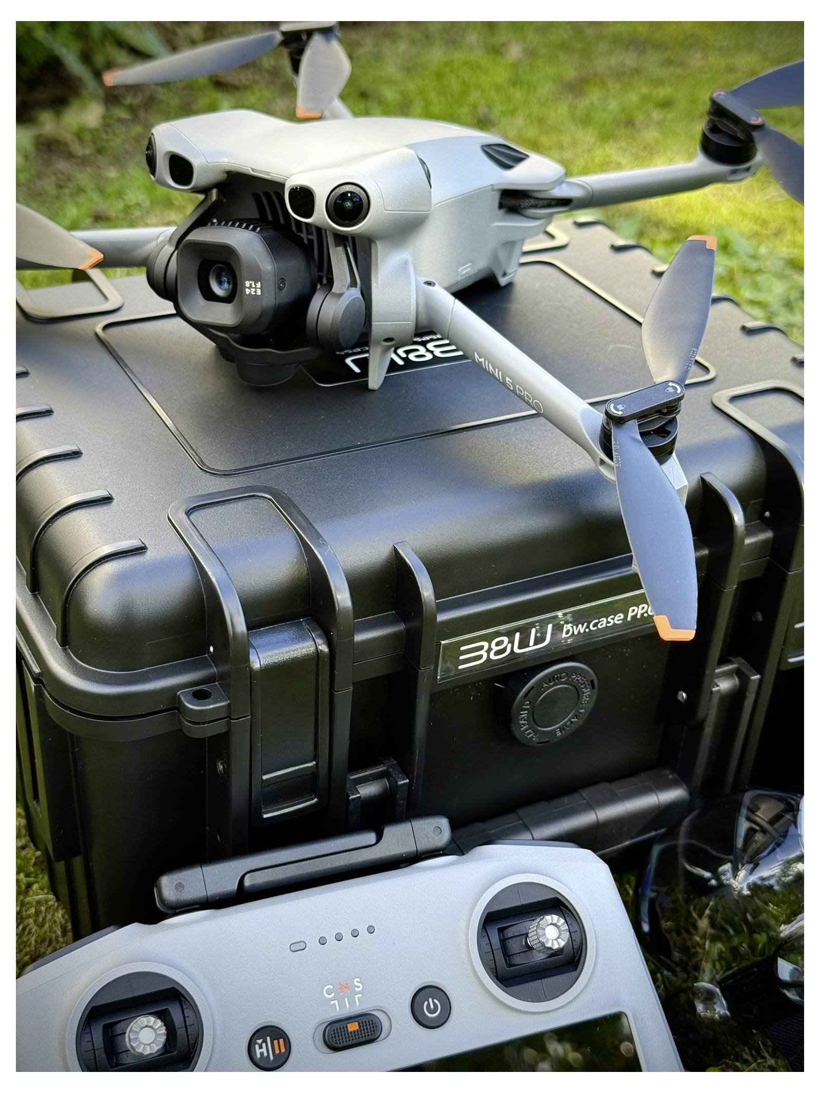 Ein Füllfederhalter mit einer schwarzen Tintenflasche und Papier, einschließlich Blättern mit handgeschriebenem und gedrucktem Text, sind auf einem Holzschreibtisch angeordnet.