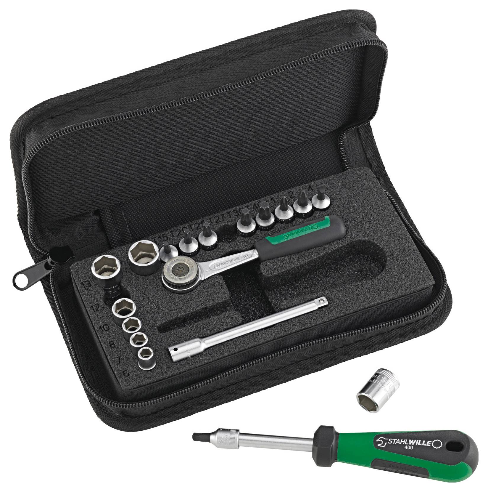 Ein schwarzer, mit Reißverschluss verschlossenes Etui, das ein Steckschlüssel-Set offenbart, bestehend aus einer Ratsche, Steckschlüsseln und einer Verlängerung, mit einem grün-griff Schraubendreher daneben.