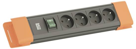 Ein vierfach-Steckerleiste mit schwarzem Gehäuse und orangefarbenen Enden, mit einem grünen Schalter mit der Bezeichnung „BACHMANN".