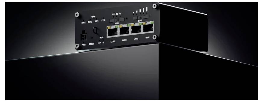 'Schwarzes rechteckiges elektronisches Gerät mit sichtbarem Rückpaneel, das drei beschriftete Koaxialstecker zeigt: Mobile Main, GPS, Mobile Aux und einen USB-Anschluss.'