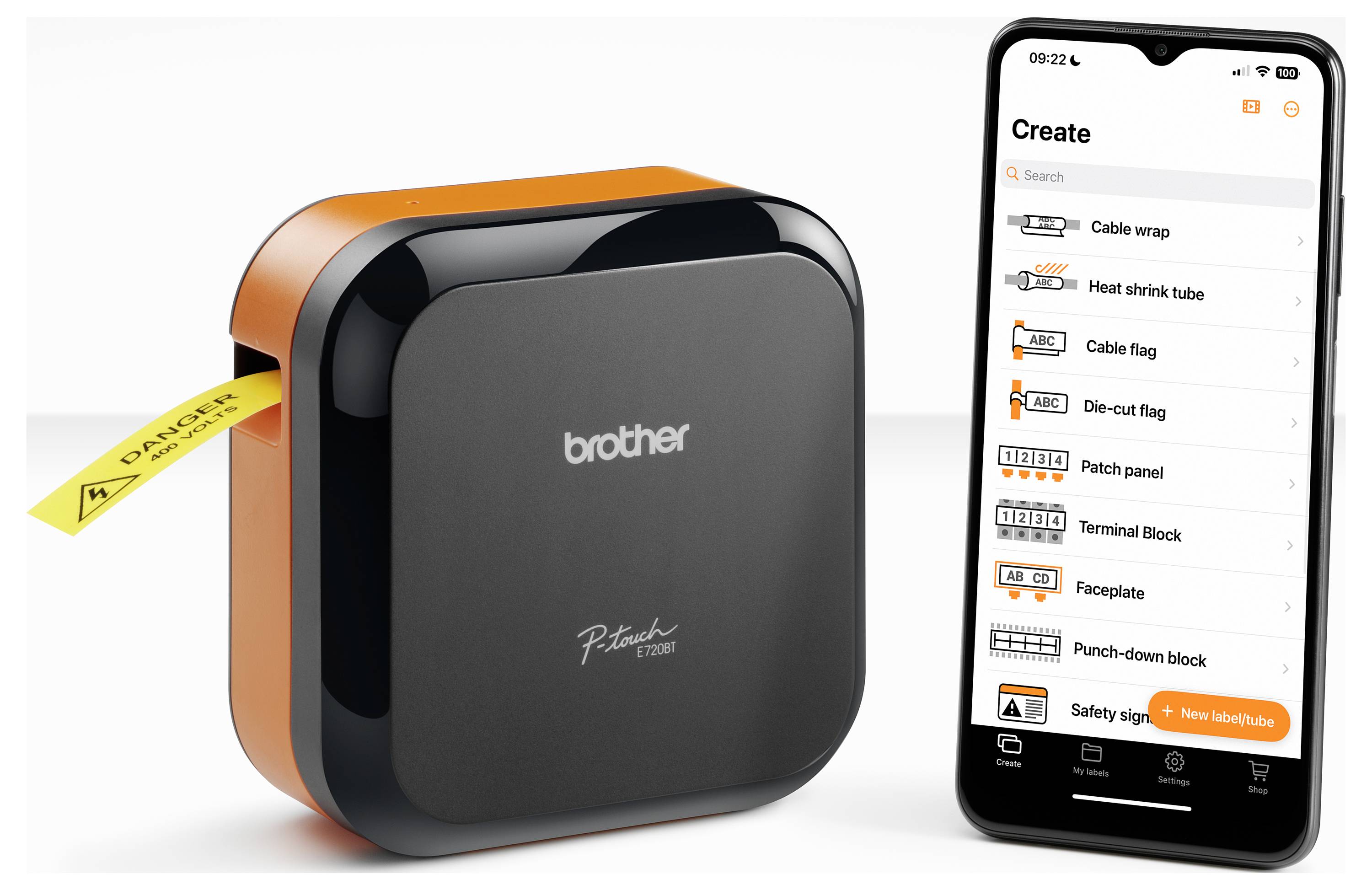 „Brother"-Etikettendrucker neben einem Smartphone, auf dem Optionen zur Etikettenerstell­ung in einer App angezeigt werden. Der Drucker druckt ein gelbes Etikett mit der Aufschrift „GEFAHR".