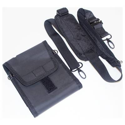 Eine schwarze taktische Tasche mit Klettverschlussklappe, abnehmbarem Schultergurt und modularen Befestigungen, entworfen zum Transportieren von kleinem Ausrüstungszubehör.