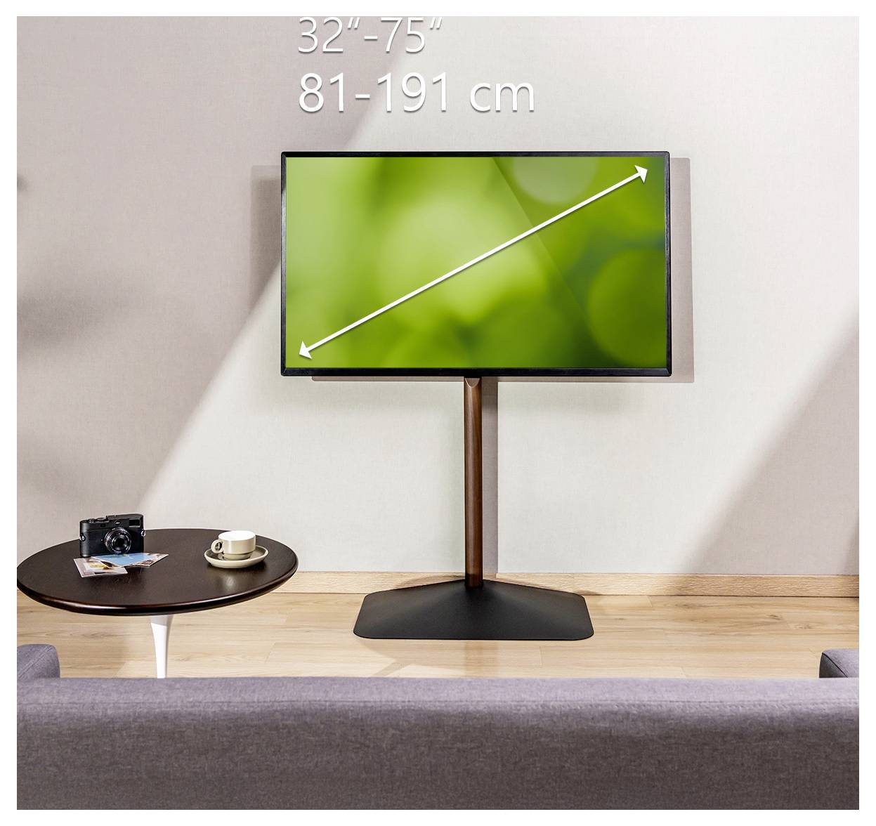 Ein Fernseher auf einem Ständer in einer Wohnzimmerumgebung montiert, mit Bildschirmgrößenspezifikationen „32"-75" 81-191 cm" angezeigt.