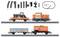 Ein Modelleisenbahnset mit einem orangefarbenen Güterzug, Tanker, Flachwagen mit Fahrzeug, verschiedenen Gleisen, Steuereinheit und Montageplan.