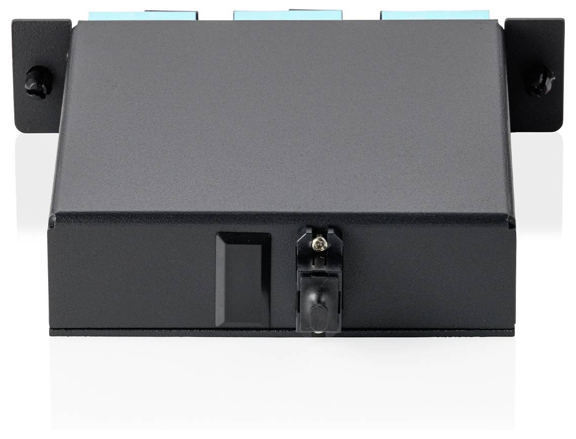Ein schwarzes rechteckiges elektronisches Gerät mit einem kleinen hervorstehenden Anschluss an der Vorderseite, vermutlich eine Glasfaseroberfläche, auf weißem Hintergrund.