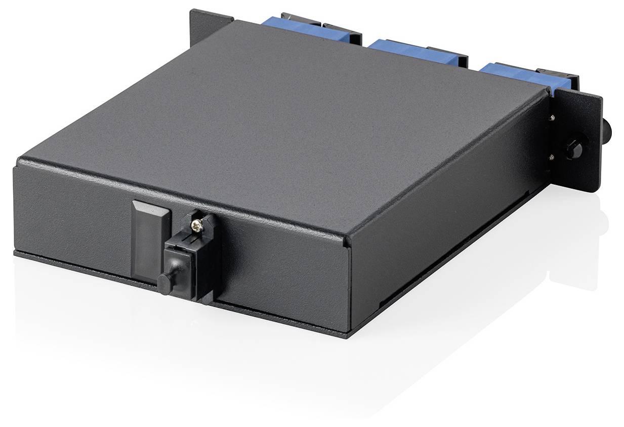 Ein kompaktes, rechteckiges schwarzes elektronisches Gerät mit blauen Anschlüssen und einem Schlüsselverschluss, das auf sichere Daten- oder Stromverwaltungsfunktionalität hinweist.