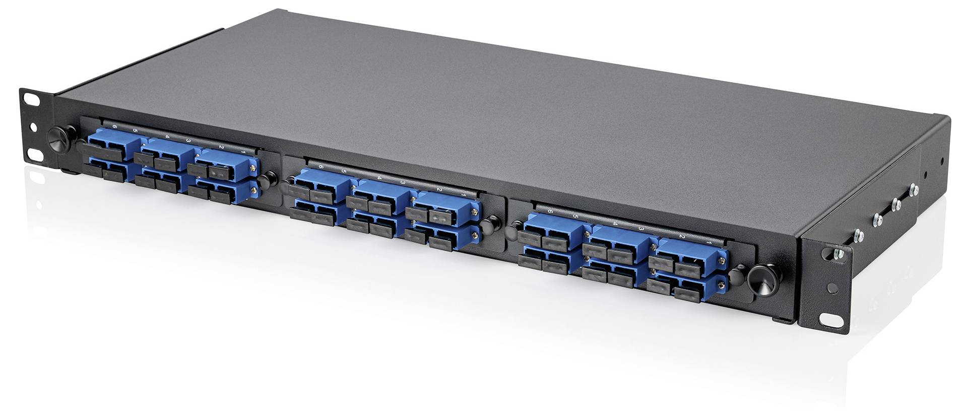 Ein schwarzes einbaubares Glasfaser-Patchfeld mit mehreren blauen Anschlüssen für Kabelverbindungen, geeignet für Netzwerk-Infrastruktur-Setups.