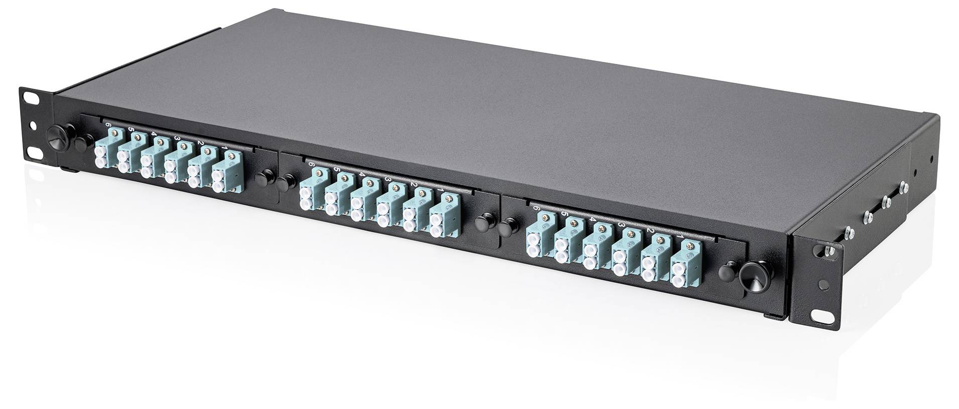 M.2-SSD-Dockingstation mit zwei Steckplätzen mit den Bezeichnungen M2 NVME und M2 SATA, ausgestattet mit USB-C- und DC-Stromversorgungsanschlüssen, Marke Digitus.