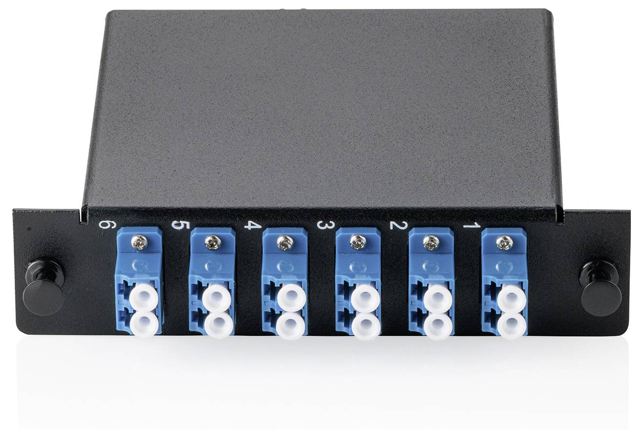 Ein schwarzes Glasfaser-Adapterpanel mit sechs blauen Duplex-LC-Anschlüssen, nummeriert von 1 bis 6, verwendet für Netzwerkverbindungen.